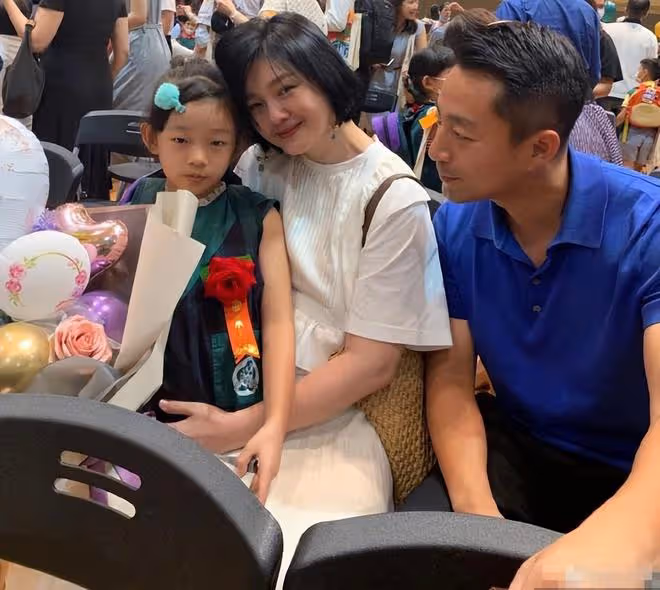 汪小菲與兒女故地重遊,希箖被牽手顯拘謹,玥兒個頭超爸爸肩膀