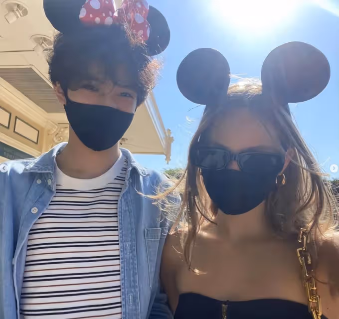 袁詠儀陪兒子美國度假,17歲魔童身高猛竄側顏神似爸,女友疑陪同