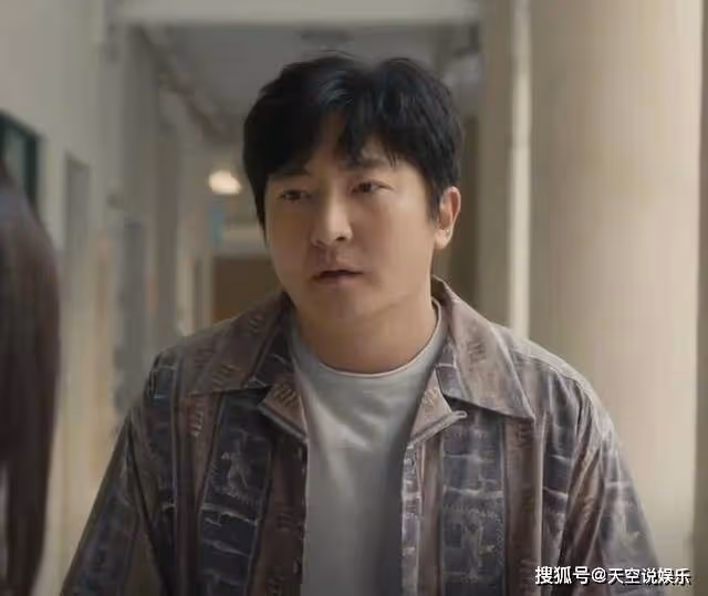 《追光的日子》郝楠回校遭學生蔑視,真實身份曝光後,校長不敢得罪