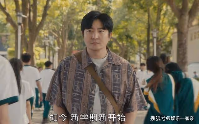 同是校園劇,《追光的日子》能碾壓《偷偷藏不住》,全憑一身校服