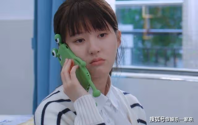 同是校園劇,《追光的日子》能碾壓《偷偷藏不住》,全憑一身校服