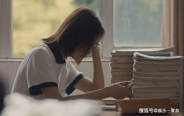 同是校園劇,《追光的日子》能碾壓《偷偷藏不住》,全憑一身校服