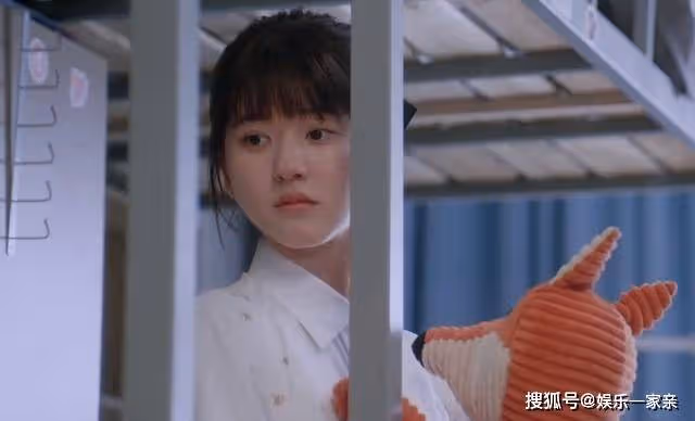 同是校園劇,《追光的日子》能碾壓《偷偷藏不住》,全憑一身校服
