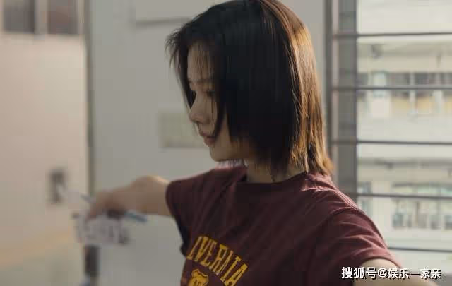 同是校園劇,《追光的日子》能碾壓《偷偷藏不住》,全憑一身校服