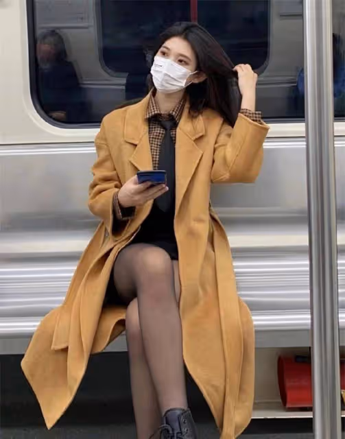 一黑一白兩姐妹,身高、外貌都差不多,品味也差不多