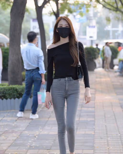 一黑一白兩姐妹,身高、外貌都差不多,品味也差不多