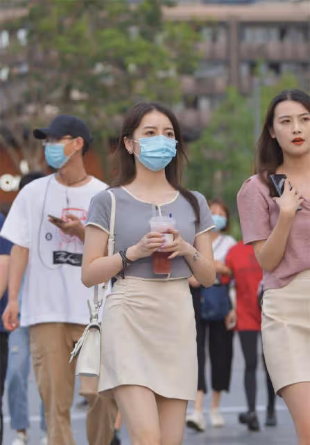一黑一白兩姐妹,身高、外貌都差不多,品味也差不多