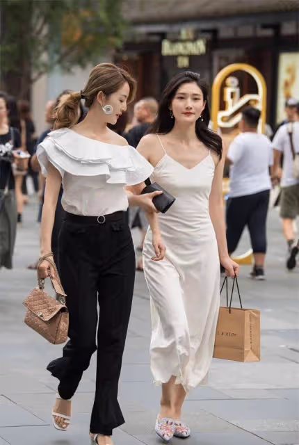 一黑一白兩姐妹，身高、外貌都差不多，品味也差不多