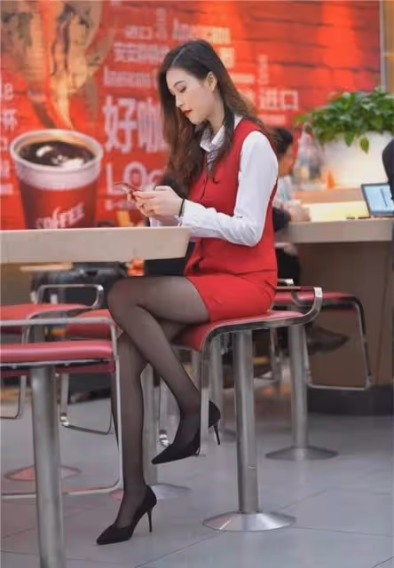 一黑一白兩姐妹，身高、外貌都差不多，品味也差不多