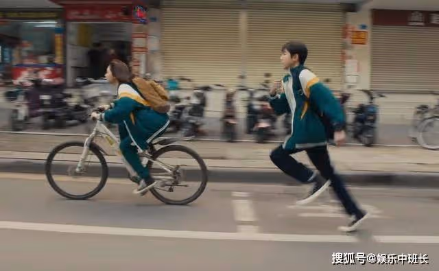 《追光的日子》拿著磚頭守護任真,高遠的眼神,正義中帶著奶凶