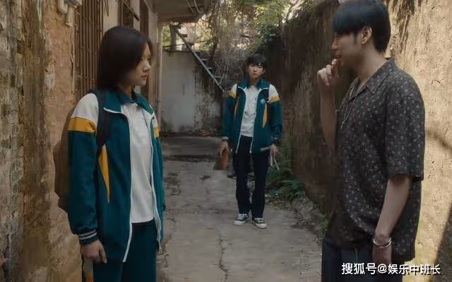 《追光的日子》拿著磚頭守護任真,高遠的眼神,正義中帶著奶凶