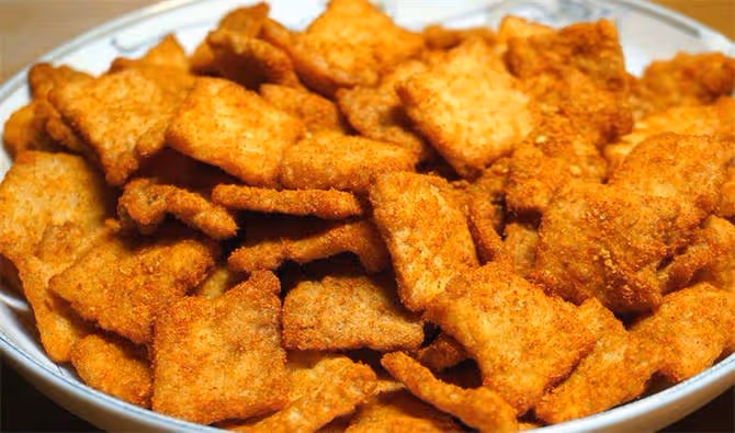 米飯沒吃完不要扔了,教你簡單一做,麻辣酥脆,一大鍋都不夠吃