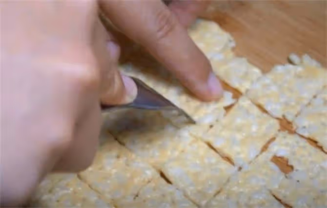 米飯沒吃完不要扔了,教你簡單一做,麻辣酥脆,一大鍋都不夠吃