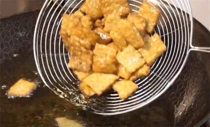 米飯沒吃完不要扔了,教你簡單一做,麻辣酥脆,一大鍋都不夠吃