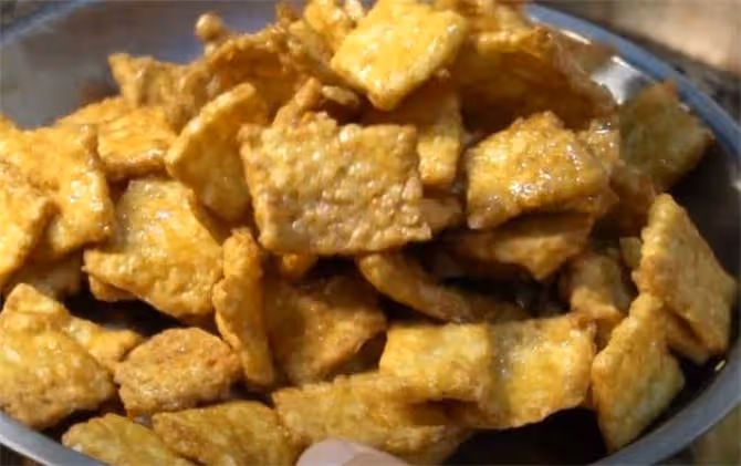 米飯沒吃完不要扔了,教你簡單一做,麻辣酥脆,一大鍋都不夠吃