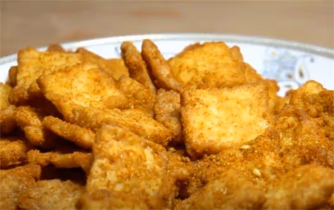 米飯沒吃完不要扔了,教你簡單一做,麻辣酥脆,一大鍋都不夠吃