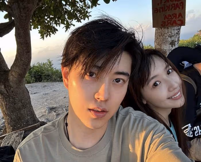 24歲秦牛正威官宣和孔語浩訂婚,求婚鑽石好大,曾與吳亦凡鬧緋聞
