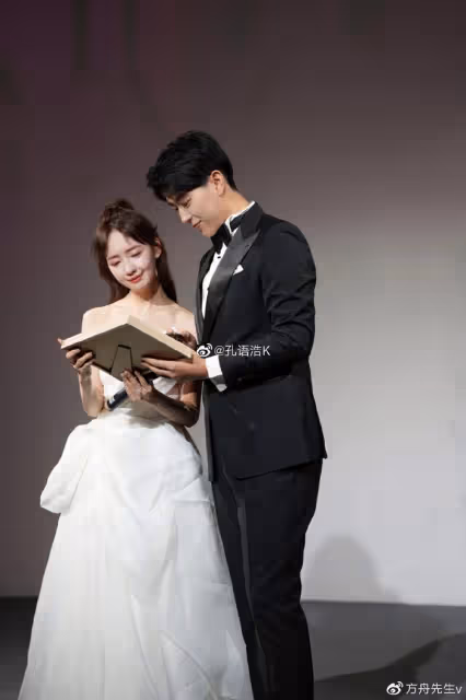 24歲秦牛正威官宣和孔語浩訂婚,求婚鑽石好大,曾與吳亦凡鬧緋聞