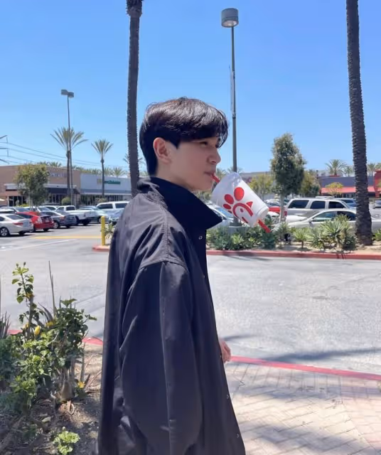 張智霖袁詠儀帶兒子美國度假,16歲魔童曬自拍,顏值超高沒長歪