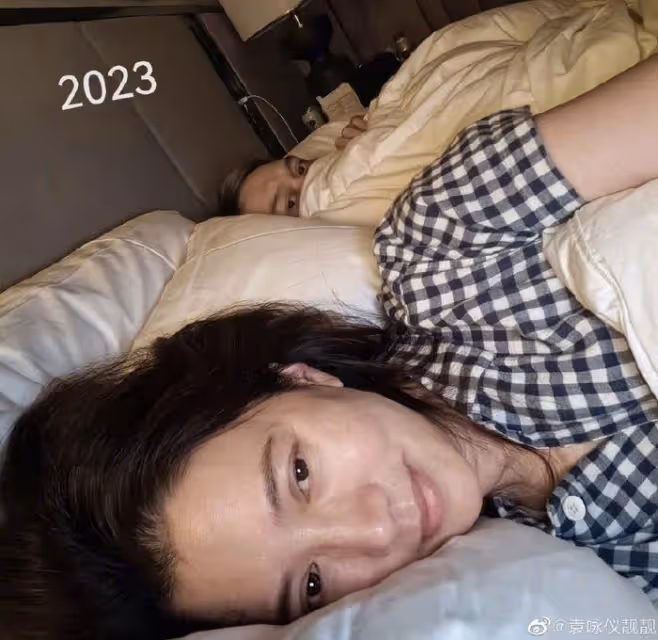 張智霖袁詠儀帶兒子美國度假,16歲魔童曬自拍,顏值超高沒長歪