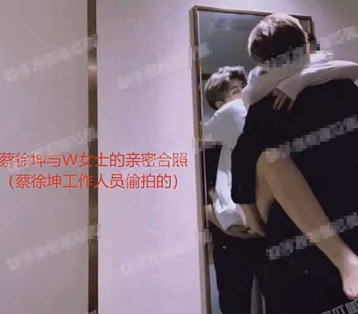 狗仔曝光蔡徐坤另一情人,公開親密照和聊天記錄,對方只有17歲
