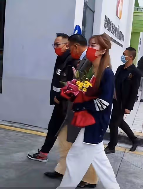 萬梓良縣城商演很落魄，途中身體不適，需要工作人員把他攙扶下台