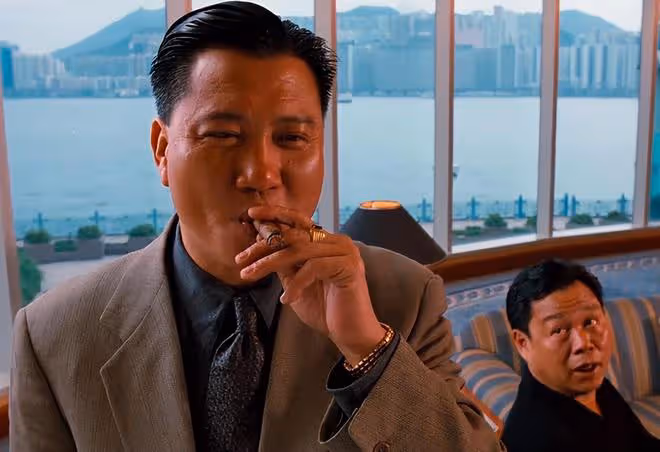 萬梓良縣城商演很落魄，途中身體不適，需要工作人員把他攙扶下台
