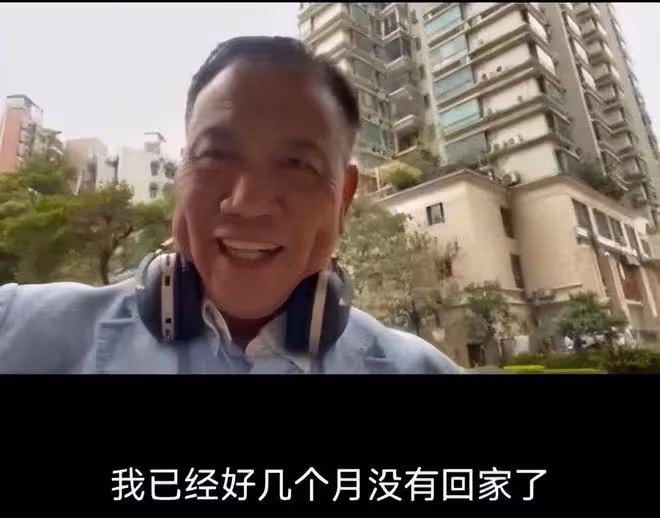 萬梓良縣城商演很落魄,途中身體不適,需要工作人員把他攙扶下台