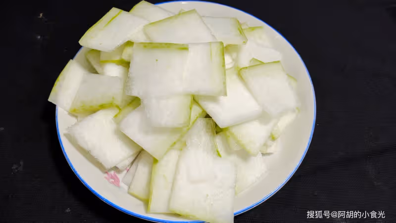 西紅柿和它天生一對,你想不到的美味!酸溜溜、還解暑,湯汁泡米飯更爽