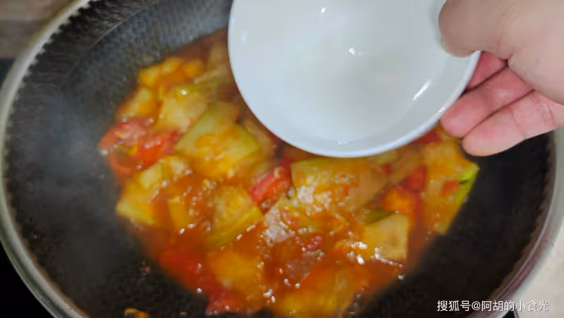 西紅柿和它天生一對,你想不到的美味!酸溜溜、還解暑,湯汁泡米飯更爽