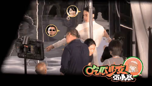 王菲:現身攝影棚拍廣告,一件白色透視薄紗長裙,頭髮打理得很好