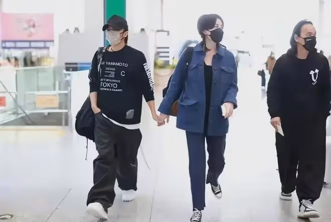 王菲:現身攝影棚拍廣告,一件白色透視薄紗長裙,頭髮打理得很好