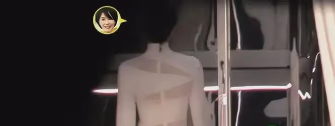 王菲:現身攝影棚拍廣告,一件白色透視薄紗長裙,頭髮打理得很好