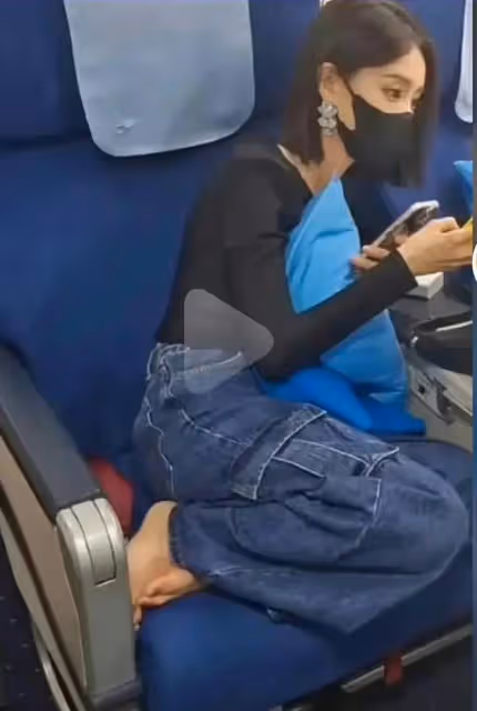 李一桐飛機上脫鞋引爭議!腳踩座椅被質疑不衛生,商務艙才是重點