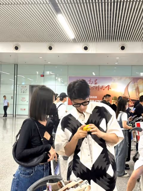 李一桐飛機上脫鞋引爭議!腳踩座椅被質疑不衛生,商務艙才是重點