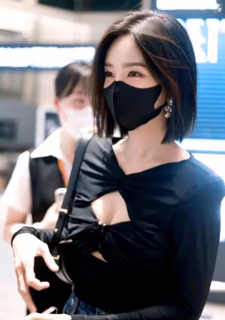 李一桐飛機上脫鞋引爭議!腳踩座椅被質疑不衛生,商務艙才是重點