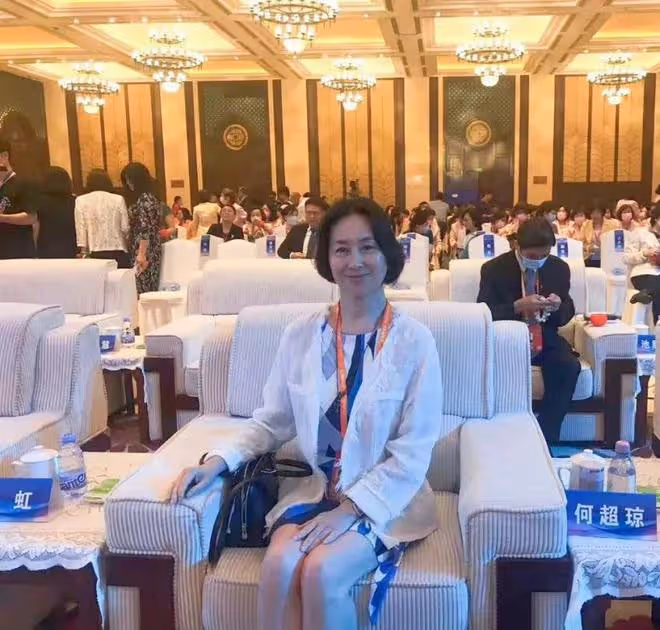 二房四房同框為何鍶珩慶生,何超瓊掐腰戴墨鏡,奚夢瑤也參與其中