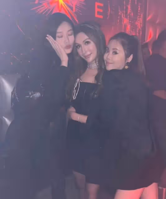 二房四房同框為何鍶珩慶生,何超瓊掐腰戴墨鏡,奚夢瑤也參與其中