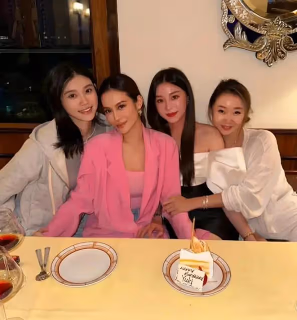二房四房同框為何鍶珩慶生,何超瓊掐腰戴墨鏡,奚夢瑤也參與其中