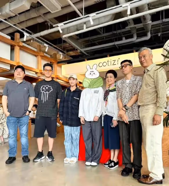二房四房同框為何鍶珩慶生,何超瓊掐腰戴墨鏡,奚夢瑤也參與其中