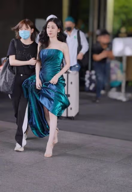 張碧晨:參加一個活動,昂首挺胸的一幕被網友抓拍到,引網友熱議