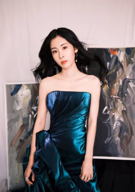 張碧晨:參加一個活動,昂首挺胸的一幕被網友抓拍到,引網友熱議