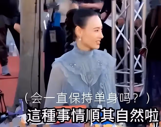梁洛施:攜家人聚餐,大兒子露半張臉,眼睛鼻子都與爸爸相當相似