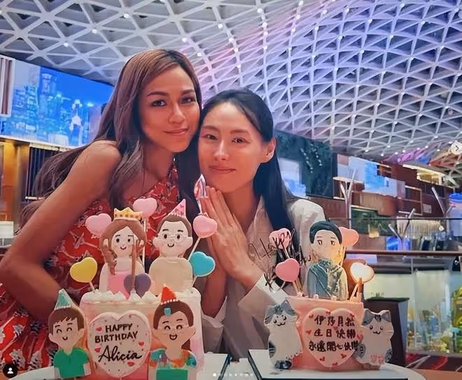 梁洛施：攜家人聚餐，大兒子露半張臉，眼睛鼻子都與爸爸相當相似