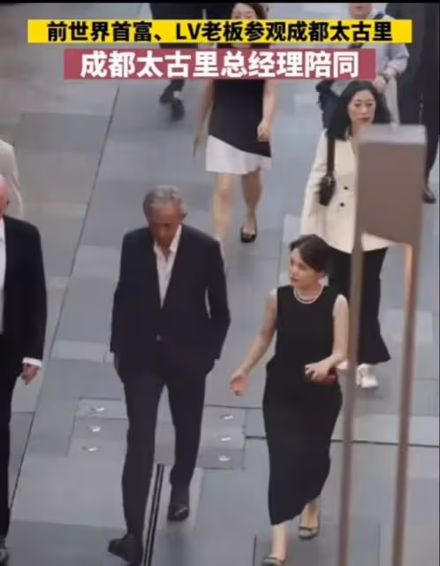 LV老闆成都巡店,目光卻都在這位黑衣女士身上,個子不高穿平底鞋