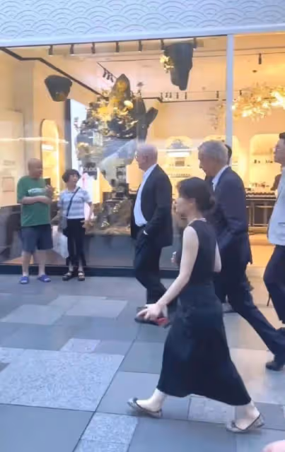 LV老闆成都巡店,目光卻都在這位黑衣女士身上,個子不高穿平底鞋