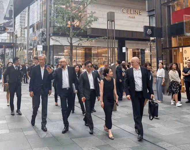 LV老闆成都巡店,目光卻都在這位黑衣女士身上,個子不高穿平底鞋