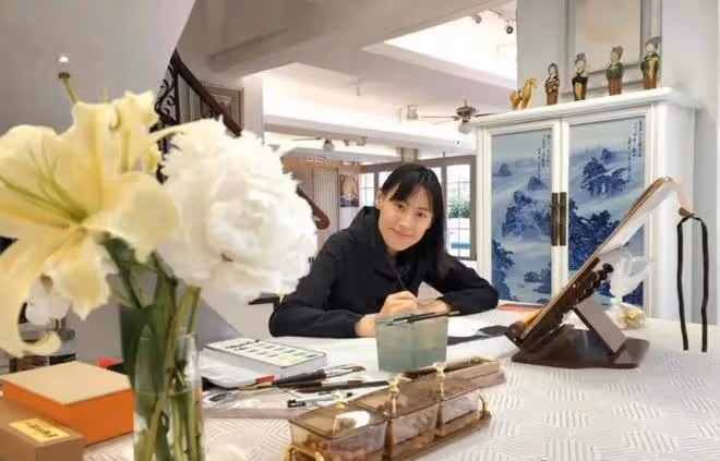 曝梁洛施帶家人加拿大遊玩,14歲李長治首露面,身高已和媽媽持平