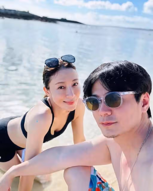 TVB視後穿黑色性感泳衣曬太陽,小心機大秀事業線,被贊仍是少女