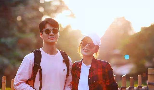 TVB視後穿黑色性感泳衣曬太陽,小心機大秀事業線,被贊仍是少女